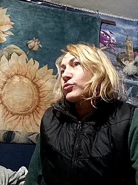 wLESLYMOSw online show from 11-23-25, 06:51