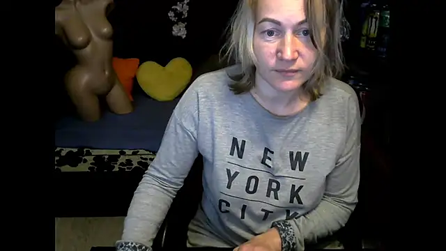 wLESLYMOSw online show from 10-28-25, 05:12