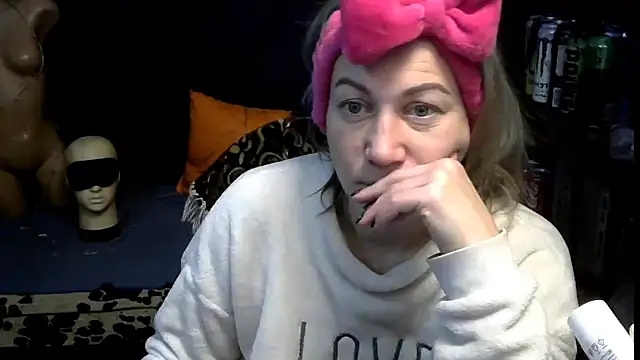 wLESLYMOSw online show from 12-22-25, 08:03