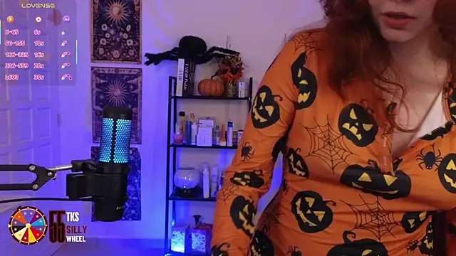 Snapshot of LilyVelvett chatting on 09-19-25, 03:32 LilyVelvett online show from 09-19-25, 03:32