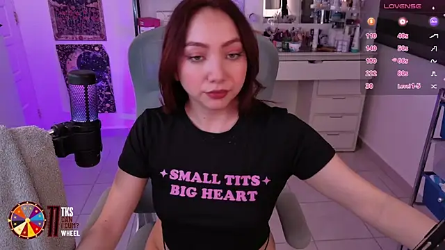 Snapshot of LilyVelvett chatting on 06-18-26, 02:43 LilyVelvett online show from 06-18-26, 02:43