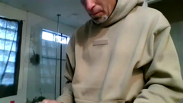 El Gizmo online show from 02-17-26, 03:42