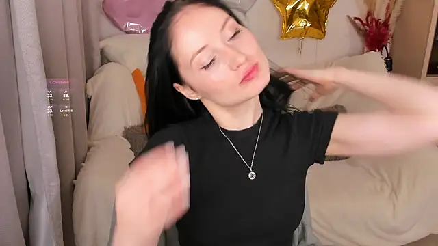 Snapshot of LisaMooore chatting on 10-18-25, 03:47 LisaMooore online show from 10-18-25, 03:47