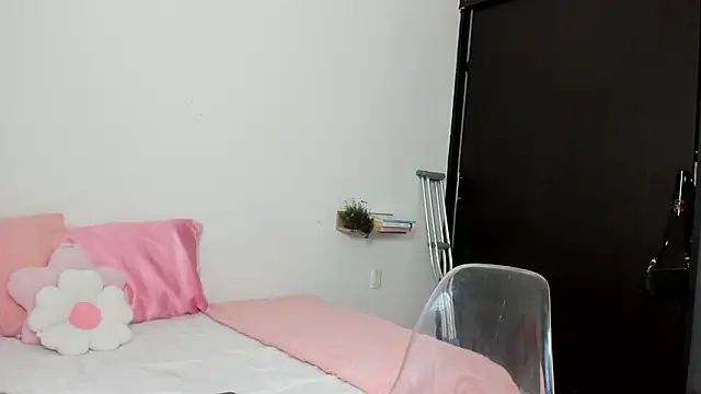 Snapshot of analia_collins chatting on 06-19-26, 01:28 analia collins online show from 06-19-26, 01:28