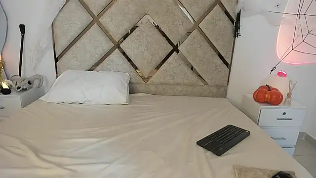 queenie star online show from 10-22-25, 10:52