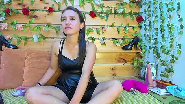 daniela casallas  online show from 10-07-25, 11:11