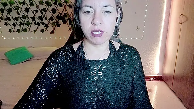 Lady breaks hearts online show from 12-18-25, 11:14