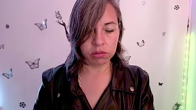 Lady breaks hearts online show from 05-14-26, 12:46