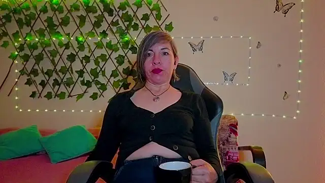 Lady breaks hearts online show from 11-12-25, 10:41