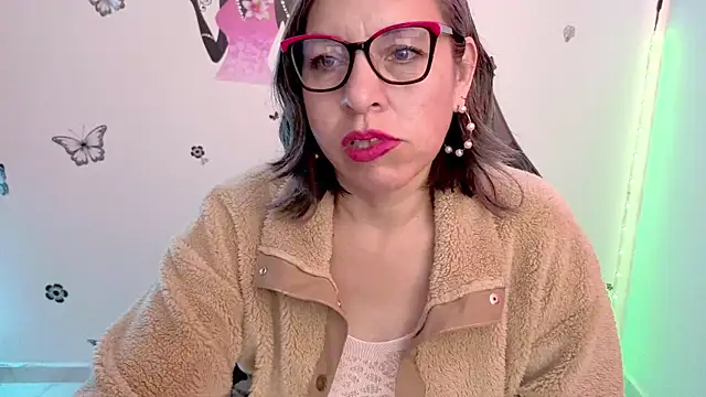 Lady breaks hearts online show from 06-03-26, 01:23