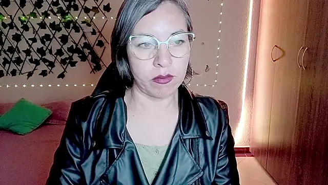 Lady breaks hearts online show from 11-27-25, 08:42