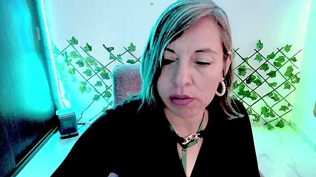 Lady breaks hearts online show from 02-24-26, 01:12