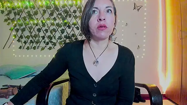 Lady breaks hearts online show from 09-30-25, 10:32