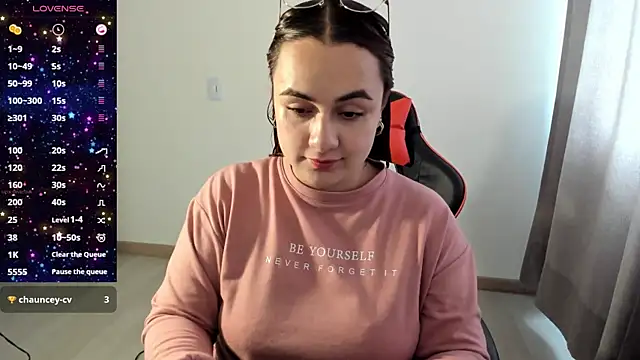 Snapshot of maryluna95 chatting on 10-17-25, 07:15 maryluna95 online show from 10-17-25, 07:15