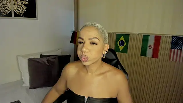 Snapshot of summer_night_ chatting on 06-19-26, 12:00 summer night online show from 06-19-26, 12:00