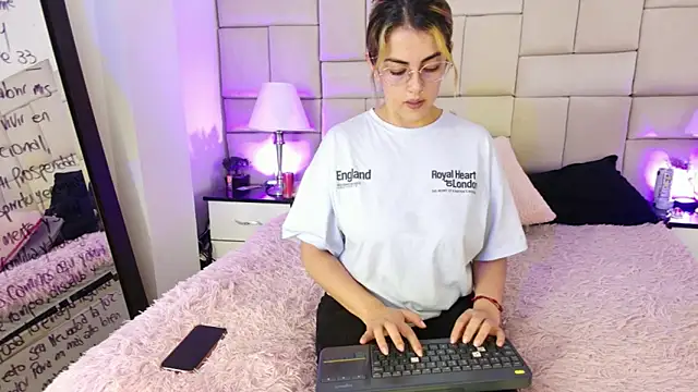 Snapshot of IsisLoveyes_ chatting on 03-24-26, 12:21 IsisLoveyes online show from 03-24-26, 12:21