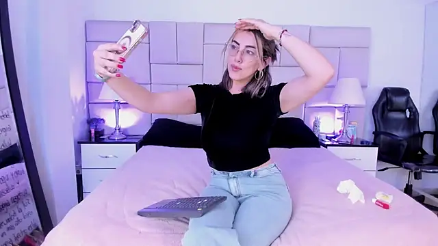 Snapshot of IsisLoveyes_ chatting on 02-10-26, 09:58 IsisLoveyes online show from 02-10-26, 09:58