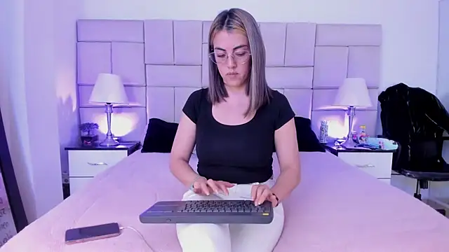 Snapshot of IsisLoveyes_ chatting on 02-05-26, 12:06 IsisLoveyes online show from 02-05-26, 12:06