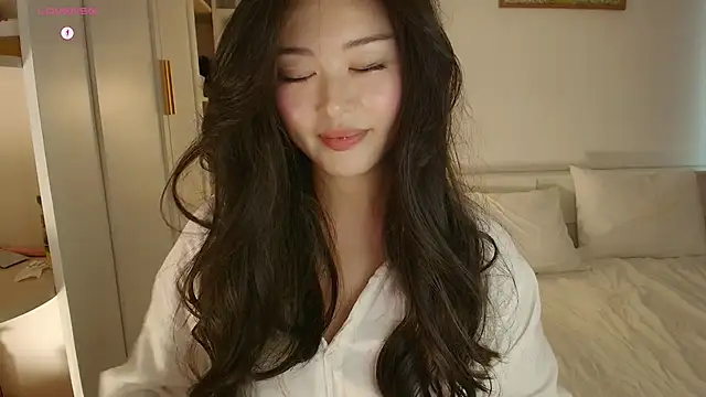 Snapshot of tenderlybaee chatting on 10-17-25, 04:16 tenderlybaee online show from 10-17-25, 04:16