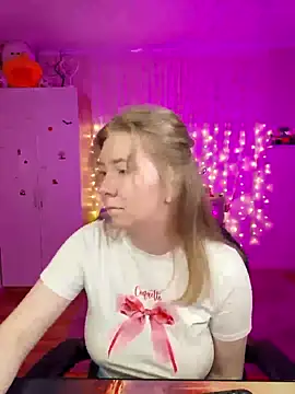D0nna  online show from 04-19-26, 05:47
