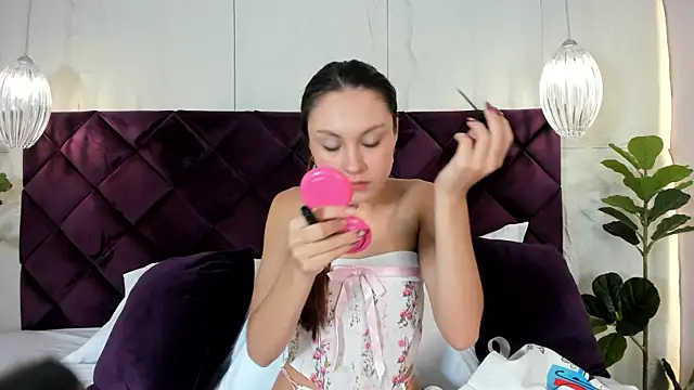 LindsyCater online show from 12-18-25, 11:47