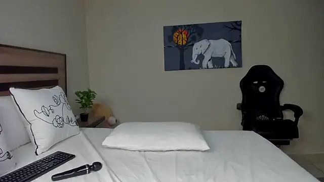 Renee-18 online show from 10-13-25, 03:41