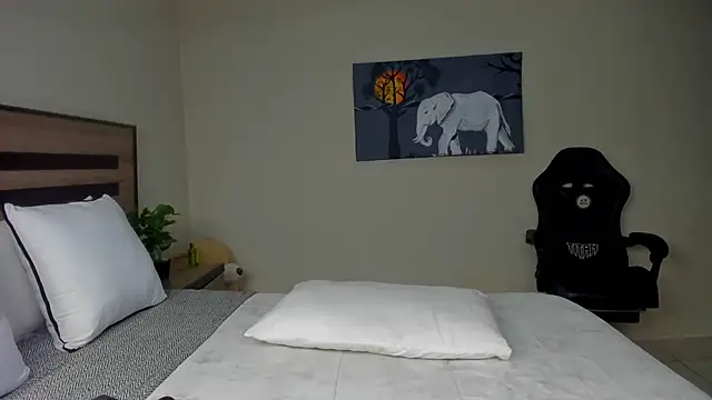 Renee-18 online show from 11-26-25, 10:54