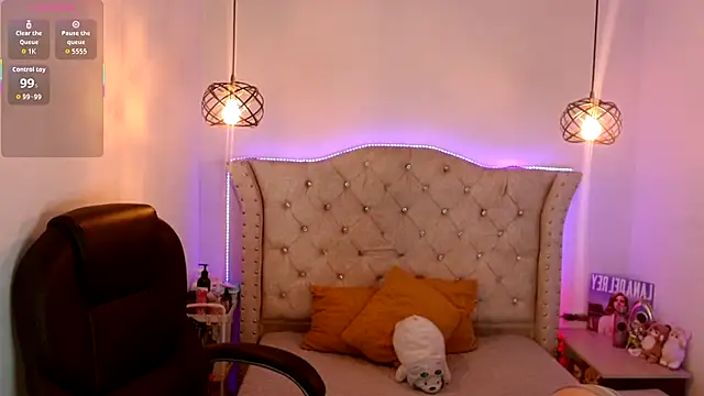 Charlotte Jones   online show from 12-14-25, 11:16