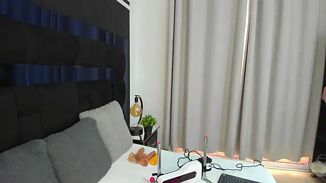 Snapshot of CahitlinBell chatting on 12-13-24, 08:58 CahitlinBell online show from 12-13-24, 08:58