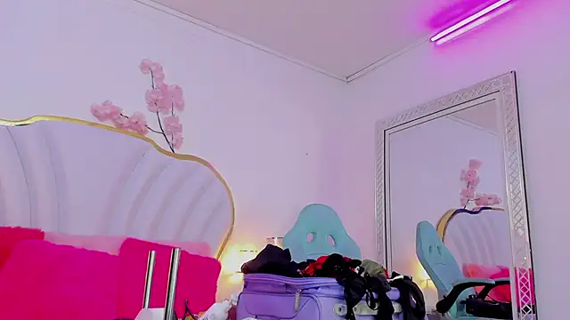 Snapshot of CahitlinBell chatting on 02-07-25, 04:37 CahitlinBell online show from 02-07-25, 04:37
