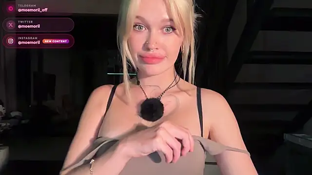 Snapshot of Golden_Aline chatting on 06-17-26, 02:38 Golden Aline online show from 06-17-26, 02:38