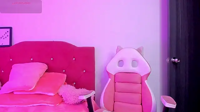 Snapshot of LucianaTomson chatting on 02-12-26, 09:47 LucianaTomson online show from 02-12-26, 09:47