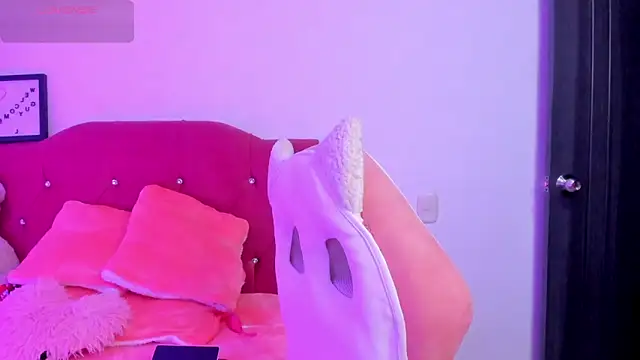 Snapshot of LucianaTomson chatting on 02-10-26, 09:25 LucianaTomson online show from 02-10-26, 09:25