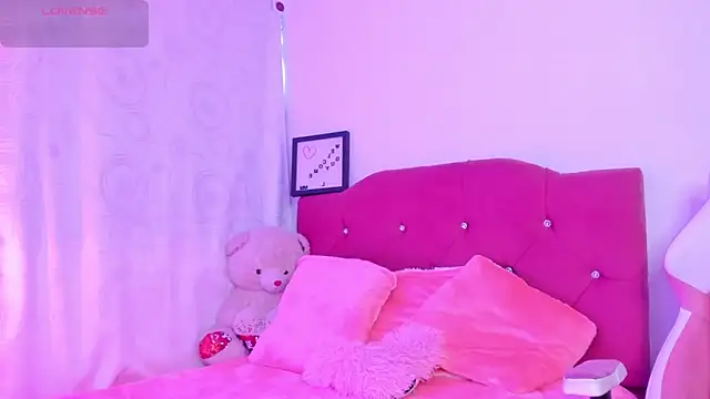 Snapshot of LucianaTomson chatting on 02-13-26, 10:21 LucianaTomson online show from 02-13-26, 10:21