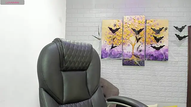  alaiasmile  online show from 10-31-25, 04:14