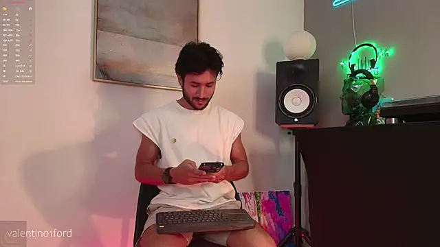 Snapshot of Valentinoford chatting on 05-19-26, 10:28 Valentinoford online show from 05-19-26, 10:28