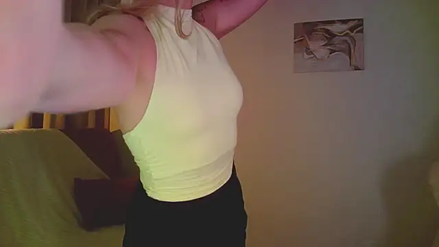 Snapshot of mia_raspberrie chatting on 05-19-26, 10:06 mia raspberrie online show from 05-19-26, 10:06