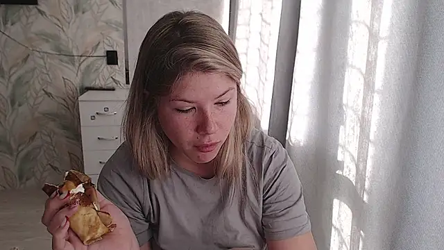 Snapshot of MelissaXKinky chatting on 10-15-25, 06:00 MelissaXKinky online show from 10-15-25, 06:00