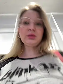 Snapshot of Teya_moon_ chatting on 12-23-25, 08:57 Teya moon online show from 12-23-25, 08:57