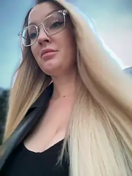 Snapshot of Teya_moon_ chatting on 02-15-25, 02:55 Teya moon online show from 02-15-25, 02:55