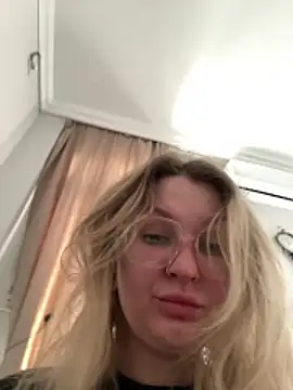 Snapshot of Teya_moon_ chatting on 11-22-25, 08:02 Teya moon online show from 11-22-25, 08:02