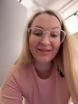 Snapshot of Teya_moon_ chatting on 02-04-25, 11:27 Teya moon online show from 02-04-25, 11:27