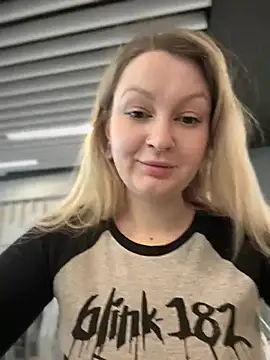 Snapshot of Teya_moon_ chatting on 03-03-25, 11:44 Teya moon online show from 03-03-25, 11:44