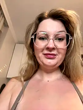 Snapshot of Teya_moon_ chatting on 09-19-25, 05:17 Teya moon online show from 09-19-25, 05:17