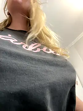 Snapshot of Teya_moon_ chatting on 12-14-25, 11:21 Teya moon online show from 12-14-25, 11:21