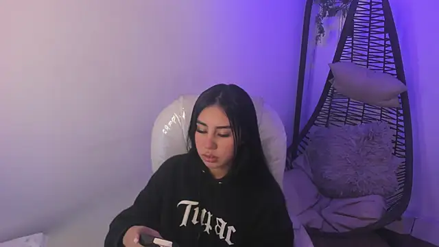 Chanttall  online show from 11-22-25, 05:39