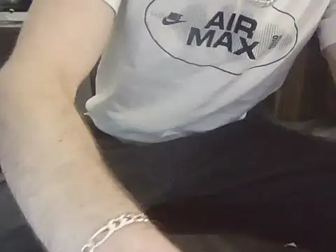 Snapshot of HungStud4You chatting on 01-08-26, 06:08 HungStud4You online show from 01-08-26, 06:08