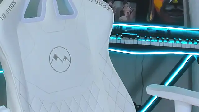 Snapshot of 4ever_dude chatting on 02-16-25, 03:37 4ever dude online show from 02-16-25, 03:37