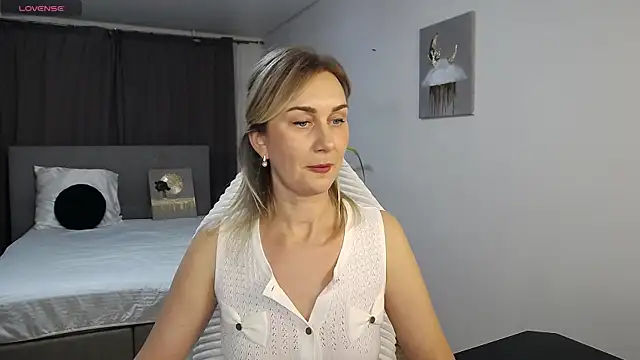 Snapshot of Vanessa_Nowak chatting on 11-25-25, 04:18 Vanessa Nowak online show from 11-25-25, 04:18