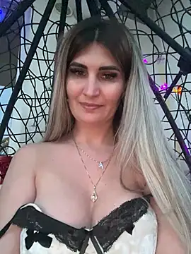 Snapshot of EvelynFrances chatting on 03-12-25, 04:35 EvelynFrances online show from 03-12-25, 04:35